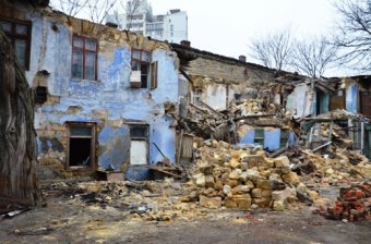Коммунальные службы Одессы продолжают разбор завалов после обрушения дома на Пишоновской (фото)
