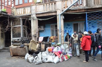 Первый вице-мэр встретился с одесситами, квартиры которых пострадали от пожара (фото)
