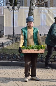 Клумбу на Думской украсила декоративная композиция «Три сердца» (фото)