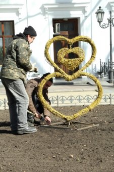 Клумбу на Думской украсила декоративная композиция «Три сердца» (фото)