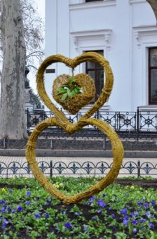 Клумбу на Думской украсила декоративная композиция «Три сердца» (фото)