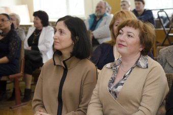 Учителей 1-й одесской гимназии поздравили бывшие выпускники (фото)