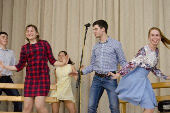 Учителей 1-й одесской гимназии поздравили бывшие выпускники (фото)