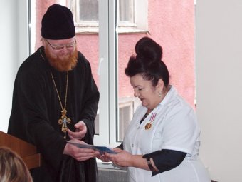 В преддверии 8 Марта награждена главврач одесского роддома (фото)