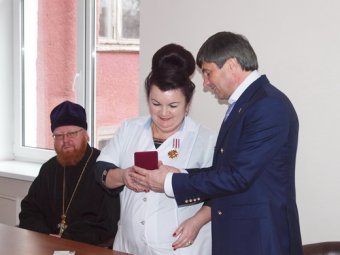 В преддверии 8 Марта награждена главврач одесского роддома (фото)