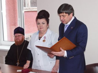 В преддверии 8 Марта награждена главврач одесского роддома (фото)