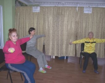 Одесские пенсионеры осваивают методы борьбы с бессонницей и проходят психологические тренинги (фото)