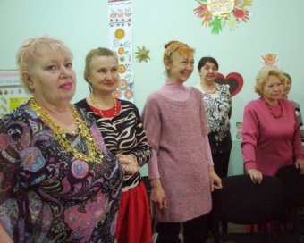 В Одессе студенты-пенсионеры отметили 8 Марта ретро-дискотекой (фото)