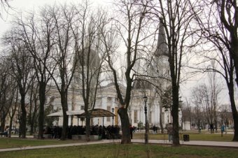 В знаменитой беседке шахматистов на Соборной площади появилось освещение (фото)
