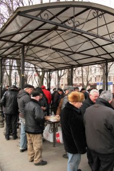 В знаменитой беседке шахматистов на Соборной площади появилось освещение (фото)