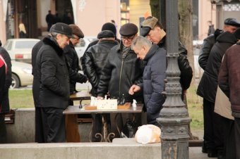 В знаменитой беседке шахматистов на Соборной площади появилось освещение (фото)