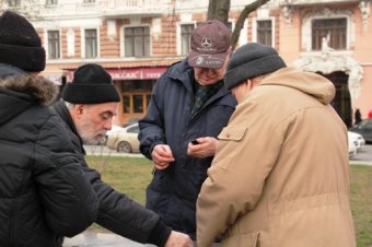 В знаменитой беседке шахматистов на Соборной площади появилось освещение (фото)