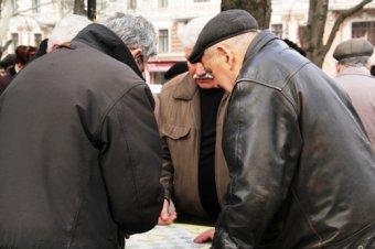 В знаменитой беседке шахматистов на Соборной площади появилось освещение (фото)