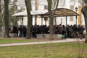 В знаменитой беседке шахматистов на Соборной площади появилось освещение (фото)