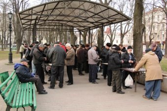В знаменитой беседке шахматистов на Соборной площади появилось освещение (фото)