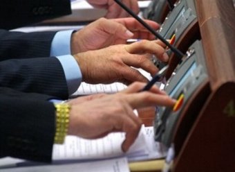 КИУ: Некоторые депутаты голосуют без письменной регистрации