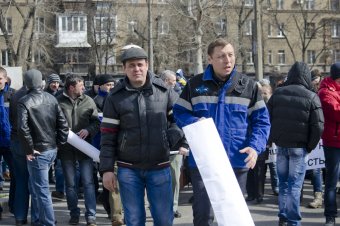 Сотрудники одесского НПЗ пикетируют областную администрацию