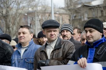 Сотрудники одесского НПЗ пикетируют областную администрацию
