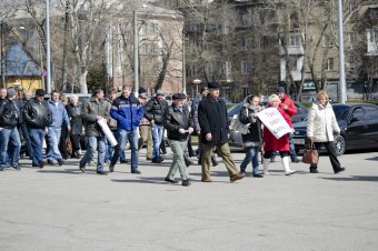 Сотрудники одесского НПЗ пикетируют областную администрацию