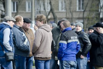 Сотрудники одесского НПЗ пикетируют областную администрацию
