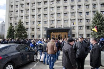 Сотрудники одесского НПЗ пикетируют областную администрацию