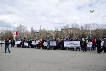 Сотрудники одесского НПЗ пикетируют областную администрацию