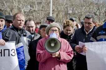 Сотрудники одесского НПЗ пикетируют областную администрацию