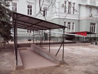 В одесской городской больнице №5 обустраивают пандус (фото)