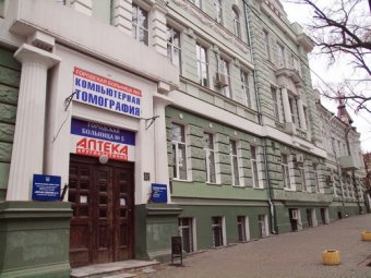 В одесской городской больнице №5 обустраивают пандус (фото)
