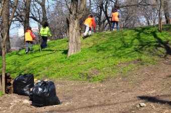 В разных районах Одессы сегодня провели субботники (фото)