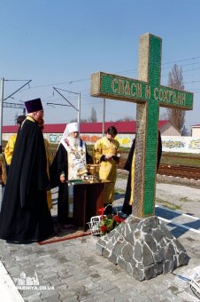 Митрополит Агафангел совершил освящение поклонного Креста, установленного на пересечении железнодорожных путей, ведущих в Одессу