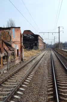 Анатолий Орловский  дал поручение разобраться с аварийными строениями «Краяна», примыкающими к железной дороге (фото)