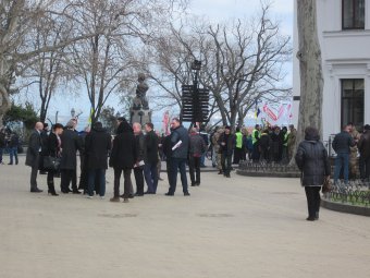 Сессия начинается с митинга и блокирования дверей мэрии