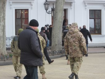 Сессия начинается с митинга и блокирования дверей мэрии