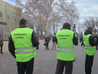 Сессия начинается с митинга и блокирования дверей мэрии