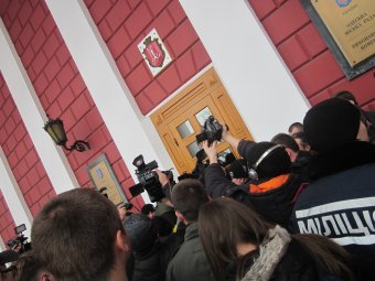 Сессия начинается с митинга и блокирования дверей мэрии