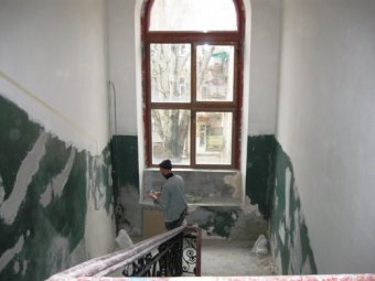 Фотоотчет о ремонтных работах в разрушенном взрывом подъезде дома на Коблевской, 42