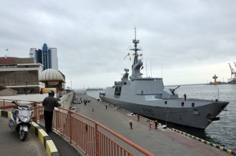 Французский фрегат в Одесский порт зашел, но посетителей не принимает