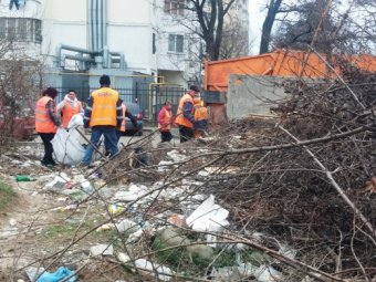 В Одессе начались работы по расчистке стихийной свалки на улице Скворцова (фото)