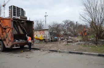 В Одессе начались работы по расчистке стихийной свалки на улице Скворцова (фото)