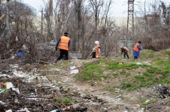 В Одессе начались работы по расчистке стихийной свалки на улице Скворцова (фото)