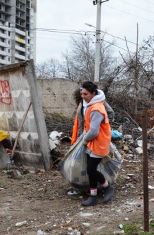 В Одессе начались работы по расчистке стихийной свалки на улице Скворцова (фото)