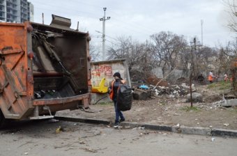 В Одессе начались работы по расчистке стихийной свалки на улице Скворцова (фото)