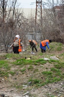 В Одессе начались работы по расчистке стихийной свалки на улице Скворцова (фото)