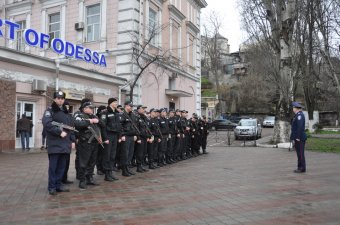 Одесский порт оцеплен милиционерами с автоматами (фото)