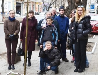 Школьники особенной школы Одессы высадили липы на Садовой (фото)