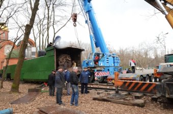 Исторический бронепоезд - экспонат музея Мемориала героической обороны переехал на новое место (фото)