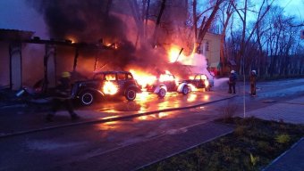 В Одессе сгорело кафе «Шарманка» и несколько ретро-машин (фото)
