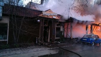 В Одессе сгорело кафе «Шарманка» и несколько ретро-машин (фото)