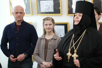 Геннадий Труханов посетил персональную выставку юной одесской художницы Даниэллы Белогривой (фото)
